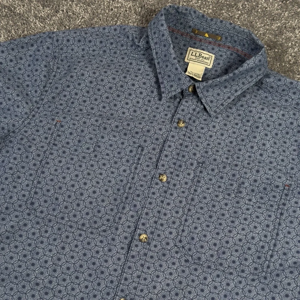 LL Bean Shirt Men's Large Blue Button Up Geometric Cotton Nylon Short‎ Sleeve
